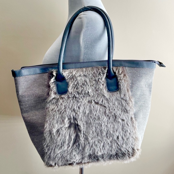 Faux Fur Paneled Tote Bag - Picture 3 of 4